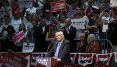 Republikánský kandidát Donald Trump hovoí k divákm bhem své kampan.