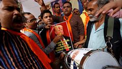 lenové indické organizace Hindu Sena oslavují prezidentského kandidáta Donalda...