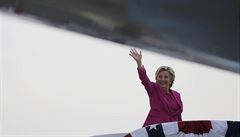 Demokratický kandidátka Hillary Clintonová se snaí udret úsmv.