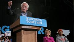 Bernie Sanders hovoí na podporu Clintonové.
