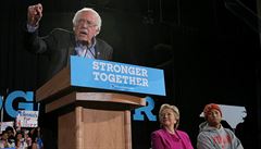 Bernie Sanders hovo�í na podporu Clintonové.