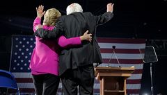 Dívjí rivalové Sanders a Clintonová se nakonec spojili.