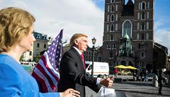 Voskový Donald Trump a Hillary Clintonová na námstí v Krakov.