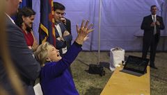 Kandidátka na prezidentku Hillary Clintonová sleduje zápas mezi Chicagem a...