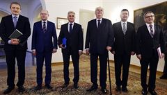 Nejvy et politici sehrli lohu kusu hadru, pe slovensk list