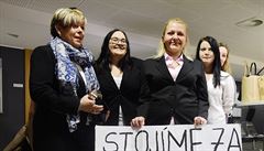 Studentky p�i�ly 2. listopadu podpo�it �editelku St�ední zdravotnické �koly...