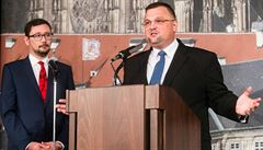 Jindřich Forejt (u mikrofonu) a Jiří Ovčáček v době kauzy kolem Miloše Zemana a...
