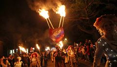 Lidé si pipomínají Bonfire Night v britském Edenbridge.