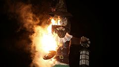 Figurína Guye Fawkese hoí na ohových slavnostech ve Velké Británii.