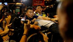 Hongkongská policie zakrouje proti demonstrantm.