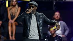 Herec Idris Elba udílí cenu na pedávání MTV Europe Music Awards.