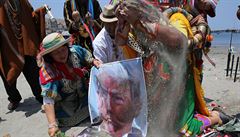 Peruánský aman provádl rituál s plakátem prezidentského kandidáta Donalda...