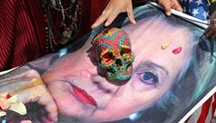 Peruánský aman provádl rituál i s plakátem prezidentské kandidátky Hillary...