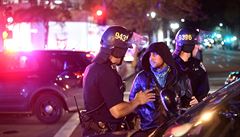 Policisté zasahující pi prostestech proti zvolení Trumpa prezidentem USA