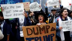 Ameriané demonstrují v blízkosti Trump Toweru v New Yorku.