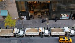 Tké nákladní aua s pískem obklopila Trump Tower v New Yorku. Mají slouit...