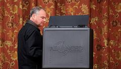 Demokratický kandidát na viceprezidenta Tim Kaine  volí v Richmondu ve stát...