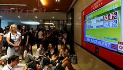 Americké volby sledují lidé po celém svt. Na snímku studenti v Hong Kongu.