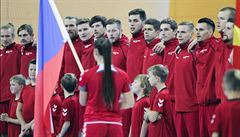 eský tým zpívá ped zápasem s Makedonií státní hymnu.
