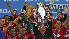 Trenér fotbalist Manchesteru United Alex Ferguson se louí s mistrovskou...