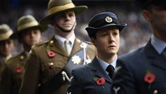 Vojáci s vlím mákem na uniformách ped fotbalovým zápasem Tottenham vs....