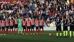 Fotbalisté Sunderlandu a Arsenalu uctívají minutou ticha památku obtí první...
