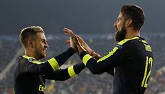 Aaron Ramsey a Olivier Giroud slaví druhý gól Arsenalu proti Ludogorci Razgrad.