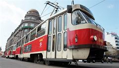 V Praze zemřel muž po pádu z okna na tramvajové koleje. Provoz byl přerušen
