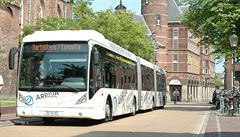 Autobus VanGool AGG300 v ulicích nizozemského Groningenu.