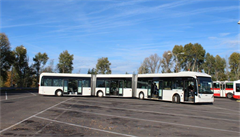 Historicky nejdelí autobus v praské MHD - 24,785 m dlouhý Van Hool AGG300 se...