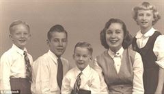 Donald (úpln vlevo) na tradiní rodinné fotce. Vedle nj jeho brati Fred...