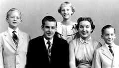 Donald (úpln vlevo) se svými sourozenci. Následují (zleva) Fred junior,...