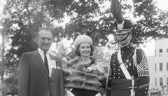 S otcem Fredem a matkou Mary A., kteí jej pijel navtívit do vojenské...
