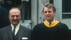 S otcem Fredem na promoci na Pensylvánské univerzit v roce 1968.