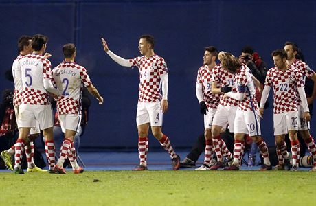 Chorvaté slaví jeden z gól v síti islandského brankáe.