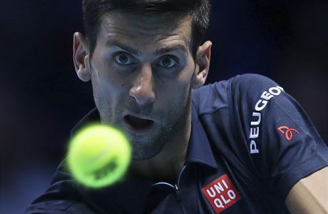 Novak Djokovi v zpase Turnaje mistr proti Dominiku Thiemovi.