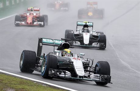 Lewis Hamilton ped Nikem Rosbergem pi GP Brazílie.