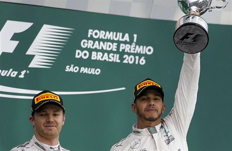 Lewis Hamilton slav triumf pi GP Brazlie, na stupnch vtz mu tlesk tak...