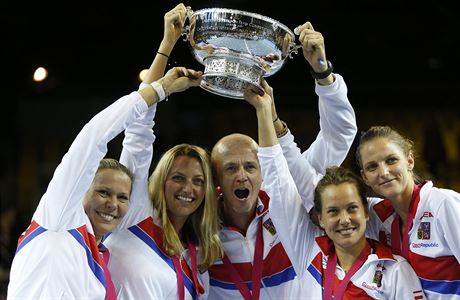 Zleva: Hradecká, Kvitová, kou Pála, Strýcová a Karolína Plíková s trofejí pro...