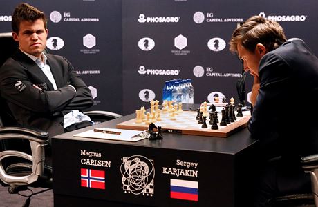 Magnus Carlsen (vlevo) z Norska a Sergej Karjakin z Ruska v souboji o titul...