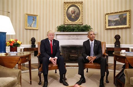 Souasný prezident Barack Obama a jeho nástupce Donald Trump v Oválné pracovn...