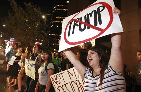 Protesty proti zvolen Trumpa v centru San Diega.