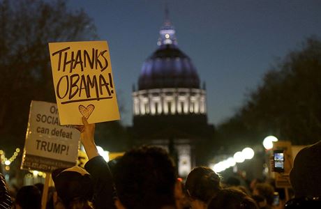 Podkovn Baracku Obamovi ped washingtonskm Kapitolem jako protest proti...