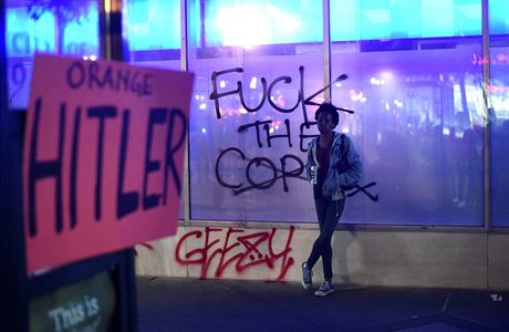 Protesty proti Trumpovi i proti policii.