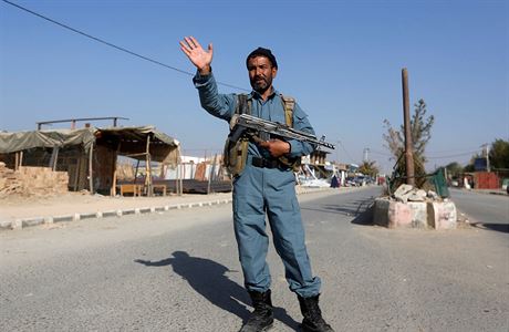 Afgnsk policista hldajc pstupovou cestu k zkladn v Bagrmu.