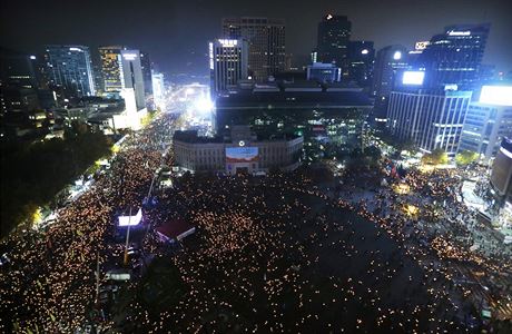 Jihokorejci protestuj v ulicch proti souasn prezidentce Park Geun-hye....