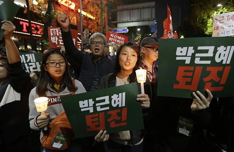 Jihokorejci protestuj v ulicch proti souasn prezidentce Park Geun-hye....