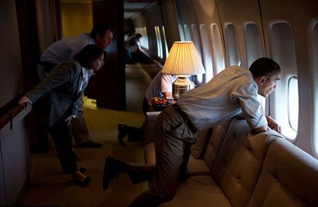 Prezident Obama a zamstnanci Blho domu sleduj z okna Air Force One pohromu,...