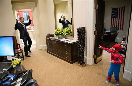 Prezident Obama se zamotal do Spider-manovy st malho syna jednoho z...