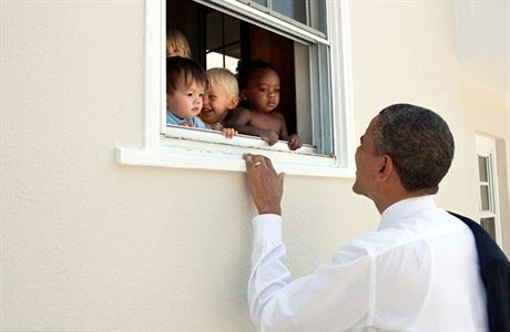Prezident Obama drav dti ve koln druin u pleiosti nvtvy koly v...